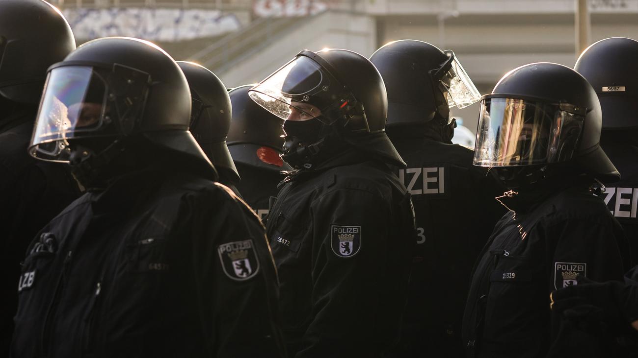 AfD, Bundesamt für Verfassungsschutz, Rechtsextremismus, Beamte, Staatsdienst, Parteimitgliedschaft, Dienstrechtliche Konsequenzen, Alexander Dobrindt, Herbert Reul, Verfassungstreue, Sieghard Knodel, Parteiaustritt, Bundestagsmandat, Deutschland, Innenpolitik
