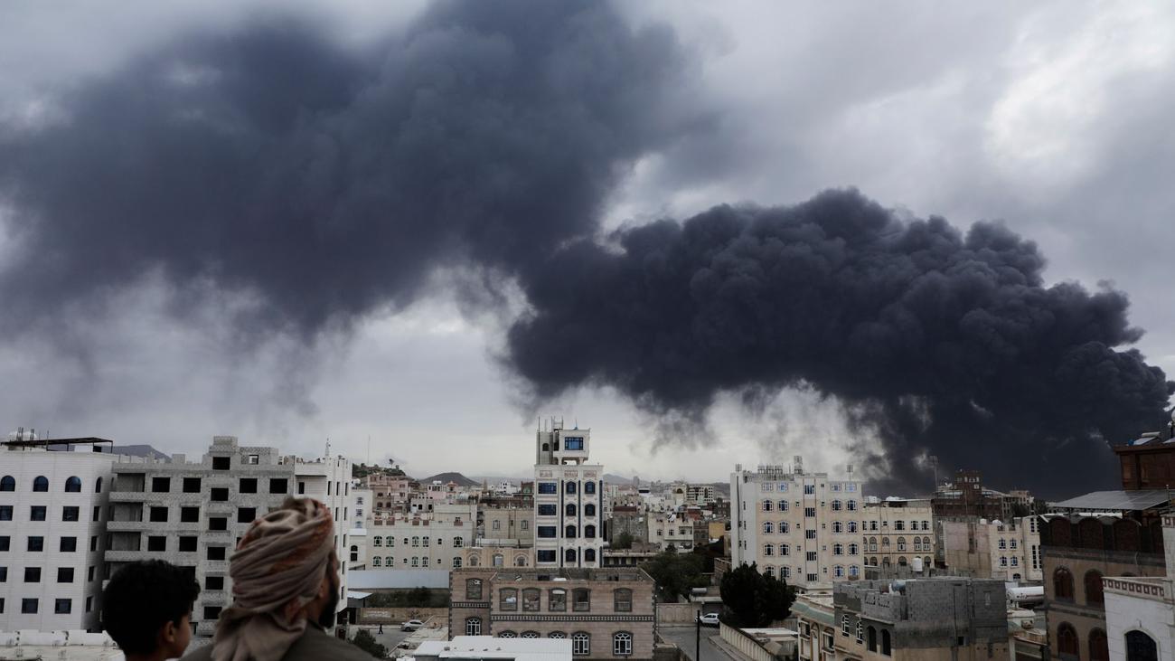 Israel, Huthi, Hisbollah, Angriff, Raketenbeschuss, Tel Aviv, Gaza, Gazastreifen, Krieg, Waffenruhe, Reservisten, Geiseln, Libanon, Jemen, Ben Gurion Airport, Israel Katz, Hamas, Militär, Luftangriffe, Militärsprecher, Effie Defrin
