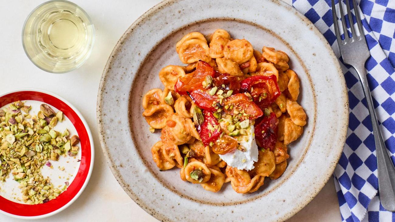 Recipe, Muhammara, Pistachio Sauce, Pasta Sauce, Grilled Shrimp, Bratkartoffeln, Fried Potatoes, Ricotta, Feta, Vegetarian, Easy Recipe, Quick Recipe, Food Blog, Cooking, Culinary, Home Cooking, Comfort Food, Middle Eastern Inspired, Paprika, Granatapfelsirup, Pistachios, Nut Sauce
