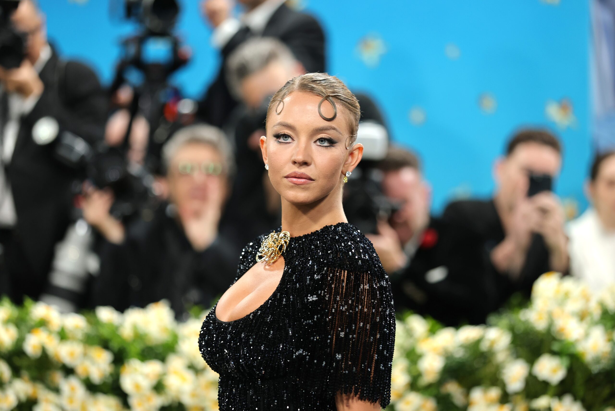 Sydney Sweeney, Met Gala, 2025, hairstyle, updo, hair, tutorial, Glen Oropeza, Kérastase, Wavytalk, Turblow Pro, Miu Miu, fashion, celebrity, red carpet, beauty, hair products, Superfine: Tailoring Black Style, Black dandyism, Kim Novak, finger swirls, slicked-back bun, Amazon beauty, Kerastase Genesis Defense Thermique Heat Protecting Spray, Kerastase Gloss Absolu Glaze Drops Anti-Frizz Hair Oil, Kerastase Laque Extreme Hairspray, Colman Domingo, A$AP Rocky, Pharrell Williams, Lewis Hamilton, Anna Wintour
