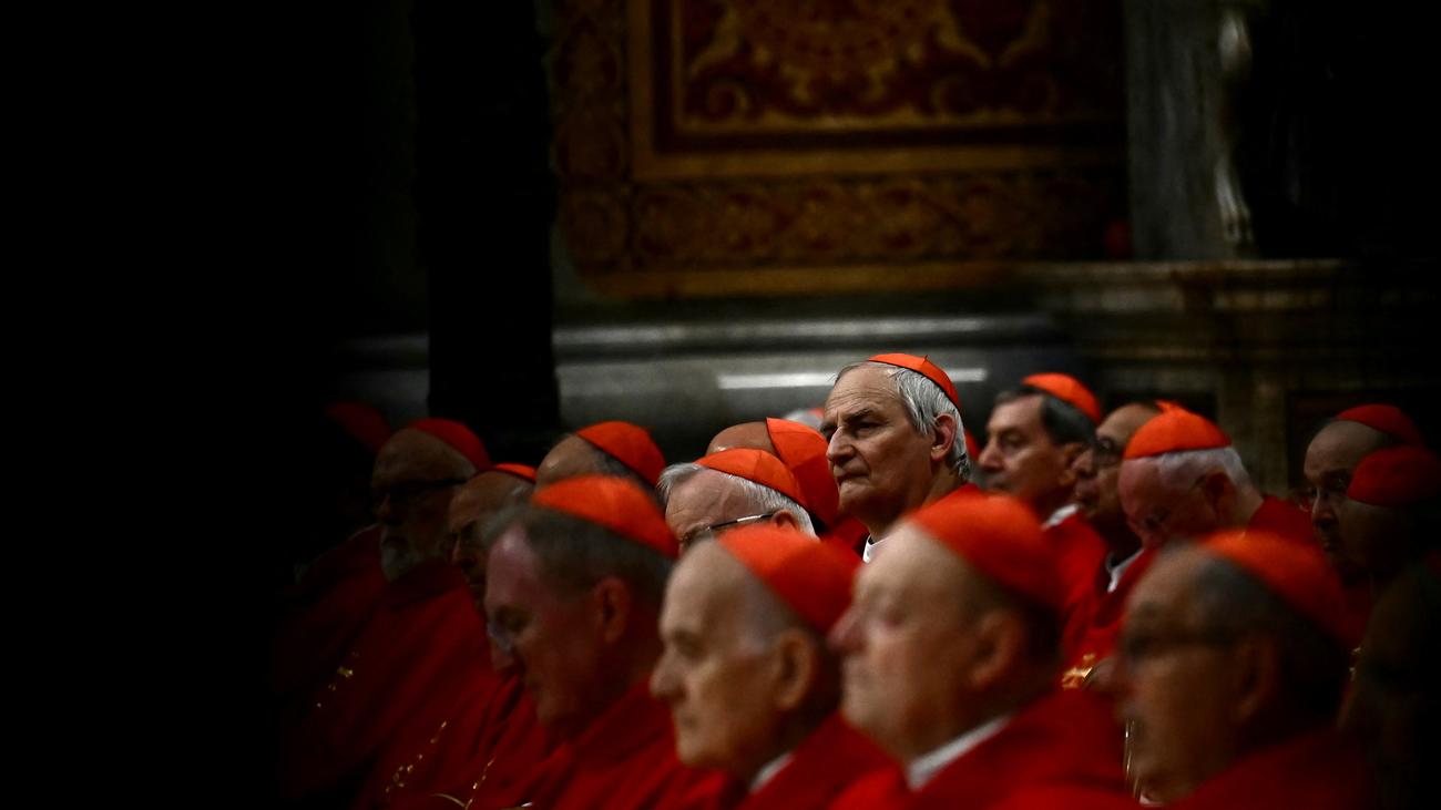 Konklave, Papstwahl, Papst Franziskus, Nachfolger, Kardinäle, Sixtinische Kapelle, Habemus Papam, Wahlberechtigte, Pietro Parolin, Weißer Rauch, Schwarzer Rauch, Vatikan, Katholische Kirche, Wahlprozedere, Kandidaten, Stimmabgabe, Geheimhaltung, Santa Marta, Wahlgänge
