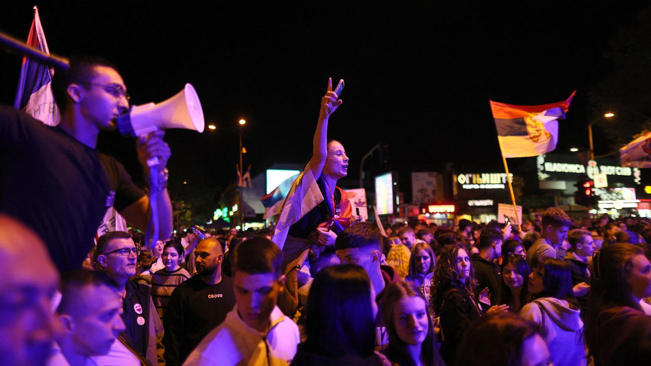 Serbia, student protests, snap elections, Novi Sad, train station collapse, government corruption, political crisis, democracy, opposition, SNS party, Slobodan Milošević, Otpor, political manipulation, Belgrad protest
