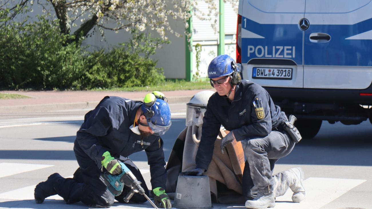 End Cement, Heidelberg Materials, cement protest, climate activism, Leimen, Rhein-Neckar-Kreis, cement industry, sachbeschädigung, criminal charges, environmental protest, asphalt glue, Betriebsausfall, CO2 emissions, sustainable building materials, Strafbefehl, green paint graffiti, 
