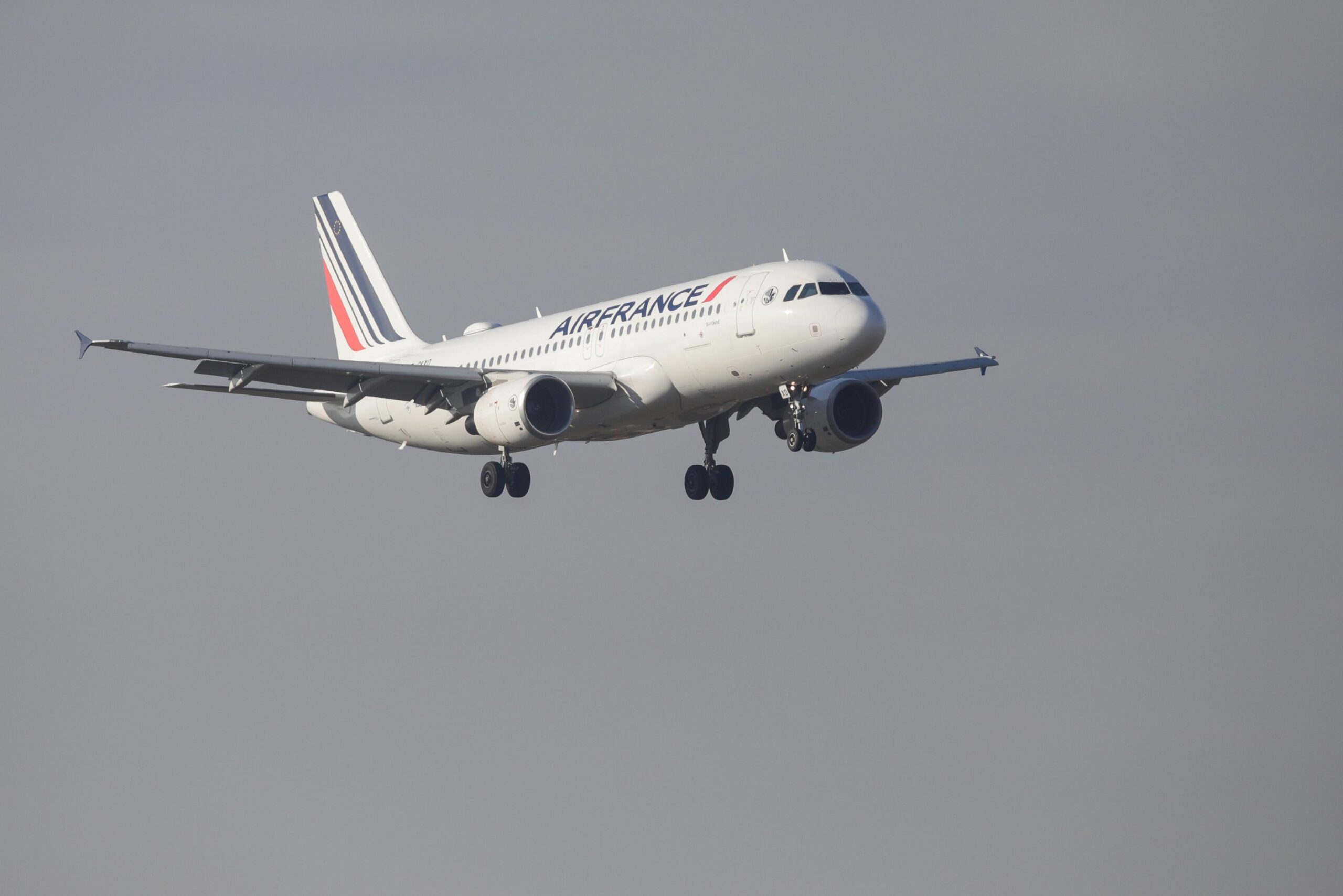Air France, Tel Aviv, flight suspension, Ben Gurion Airport, Houthi missile, Yemen, Paris-Charles de Gaulle, security situation, Israel, aviation, Lufthansa, Air India, British Airways, Sanaa, airport attack, missile strike
