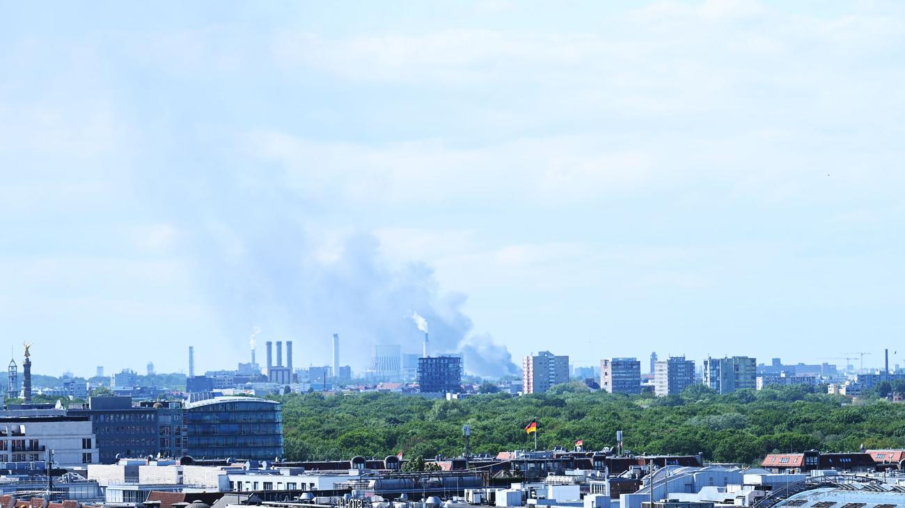 fire, Berlin, Spandau, Haselhorst, industrial area, large fire, fire department, major fire, smoke, smoke cloud, Germany, news
