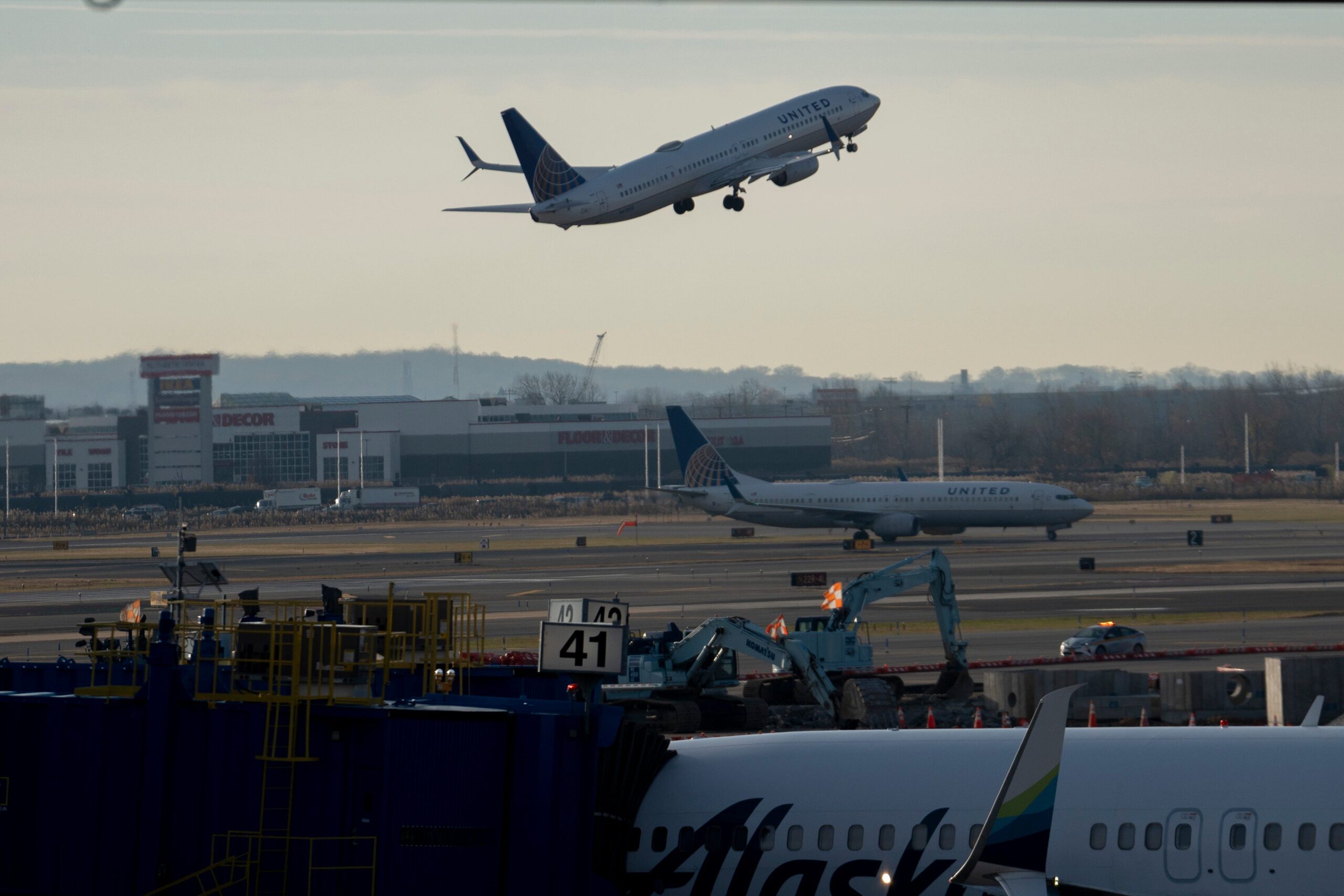 Newark Airport, EWR, air traffic control, equipment outage, delays, cancellations, NATCA, Philadelphia TRACON, radar, communications, FAA, Phil Murphy, Sean Duffy, DOT, infrastructure, technology, upgrades, VASAviation, FlightAware, Cirium, medical leave, Federal Employees Compensation Act
