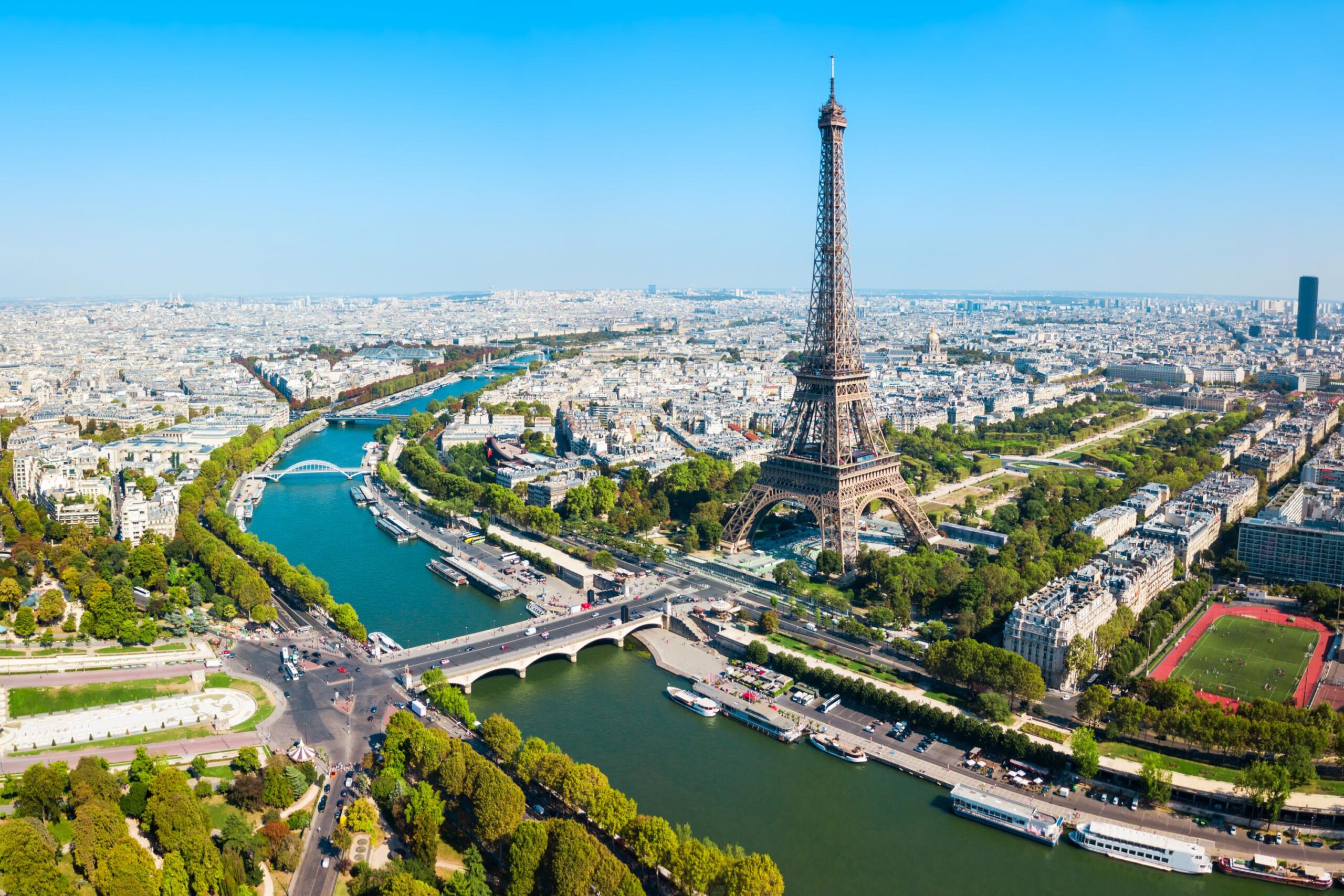 Tour Eiffel, Eiffel Tower, Paris, France, tourism, visitors, statistics, attendance, rankings, Louvre Museum, Versailles Palace, SETE, satisfaction rate, renovation, painting, Jean-François Martins, Jeux Olympiques, Paralympiques, travel, monuments, French landmark, Europe, United States, Germany, United Kingdom, Spain
