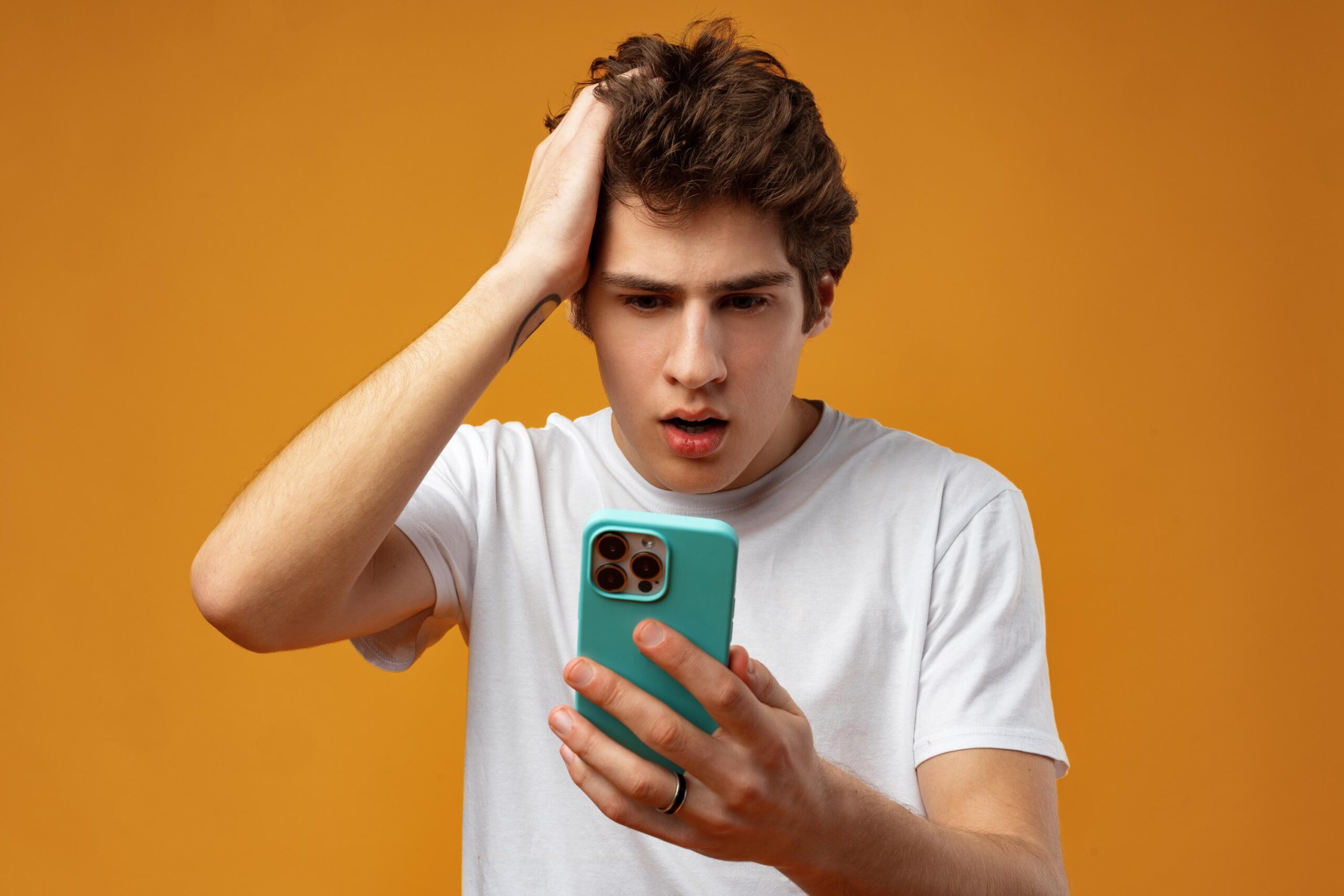 arnaque SMS, smishing, hameçonnage par texto, phishing, Mondial Relay, Relais Colis, cybercriminalité, sécurité informatique, fraude bancaire, protection données personnelles, signalement arnaque, 33700, 17cyber.gouv.fr, info escroquerie, 0 805 805 817

