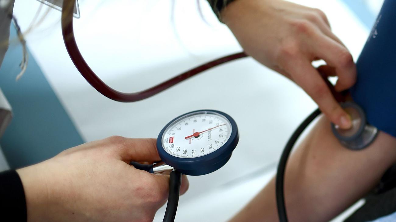 Heart medication, cardiovascular drugs, prescription rates, Rheinland-Pfalz, Techniker Krankenkasse (TK), demographic change, elderly population, gender differences, men's health, women's health, blood pressure medication, cholesterol medication, Germany, healthcare statistics, medication trends, increase in prescriptions, 2024 data, pharmaceutical analysis.
