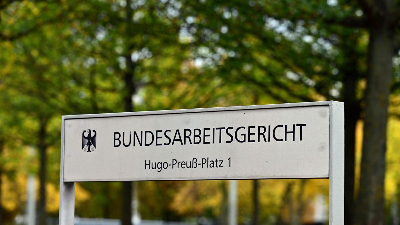 Betriebsrente, Deutsche Post, Bundesarbeitsgericht, Altersversorgung, Erziehungszeit, Elternzeit, Wartezeit, Diskriminierung, Geschlecht, Urteil, Arbeitsrecht, Vergütung, umlagebasiert
