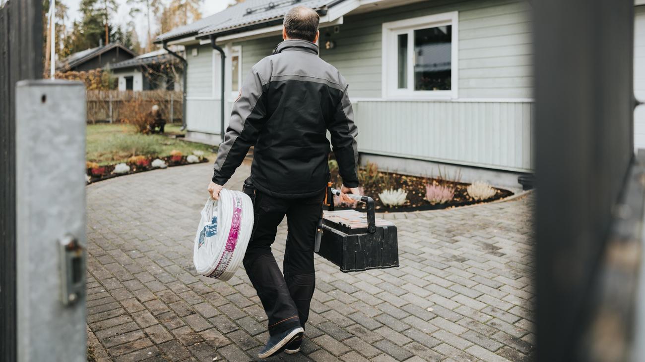 Hauptverdiener, Alleinverdiener, Beziehung, Familie, Gehalt, Teilzeit, Care-Arbeit, Lehrerin, Buchhändler, Kind, Krankheit, Finanzen, Stress, Gerechtigkeit, Work-Life-Balance, finanzielle Belastung
