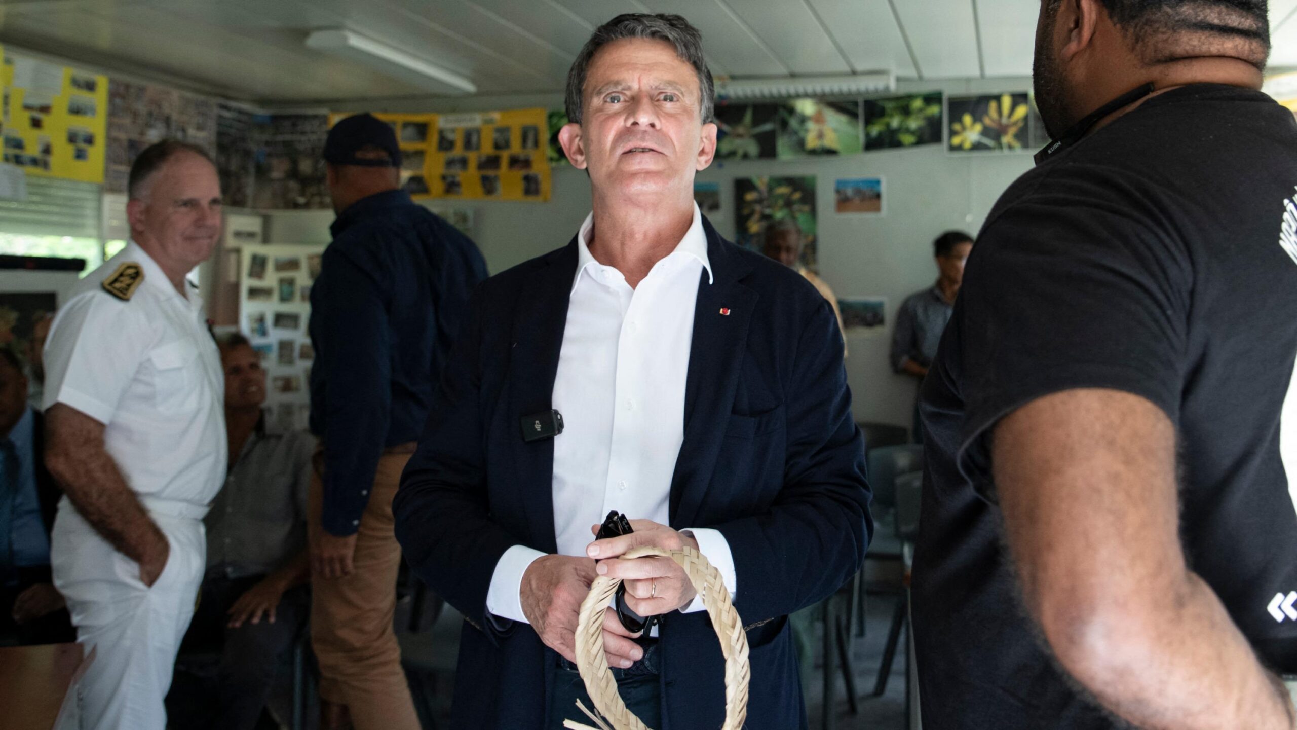 New Caledonia, independence, referendum, Manuel Valls, political negotiations, institutional solution, Bourail, Sheraton Hotel, separatists, non-separatists, overseas minister, political parties, controversy, self-determination, unrest
