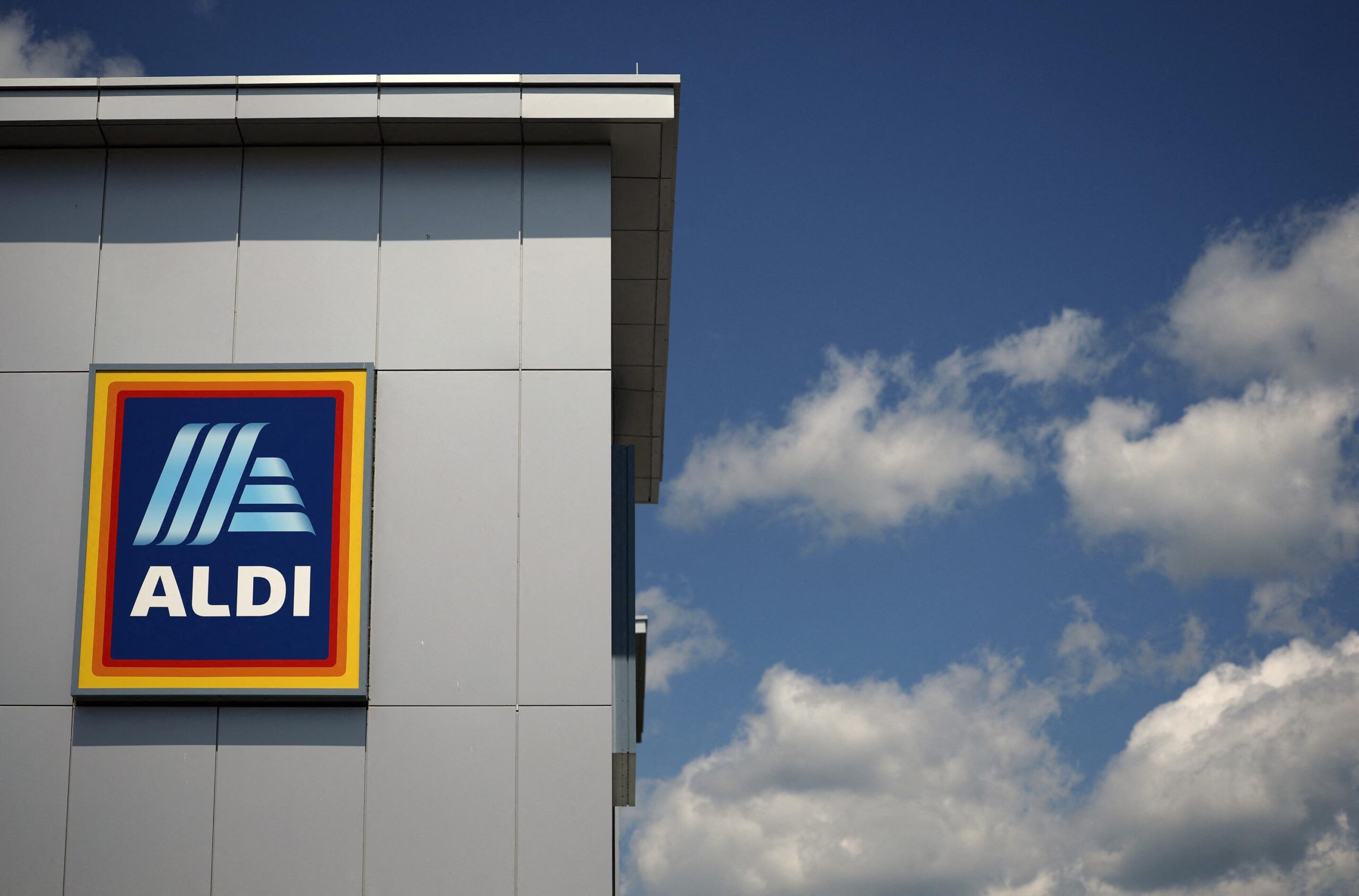 Aldi, Shop & Go, automated checkout, cashierless store, shopping technology, grocery store, retail innovation, payment system, customer experience, smart shopping, AI, artificial intelligence, computer vision, Grabango, Amazon, Just Walk Out, retail trends, London, Greenwich, Chicago, technology accessibility, digital divide.
