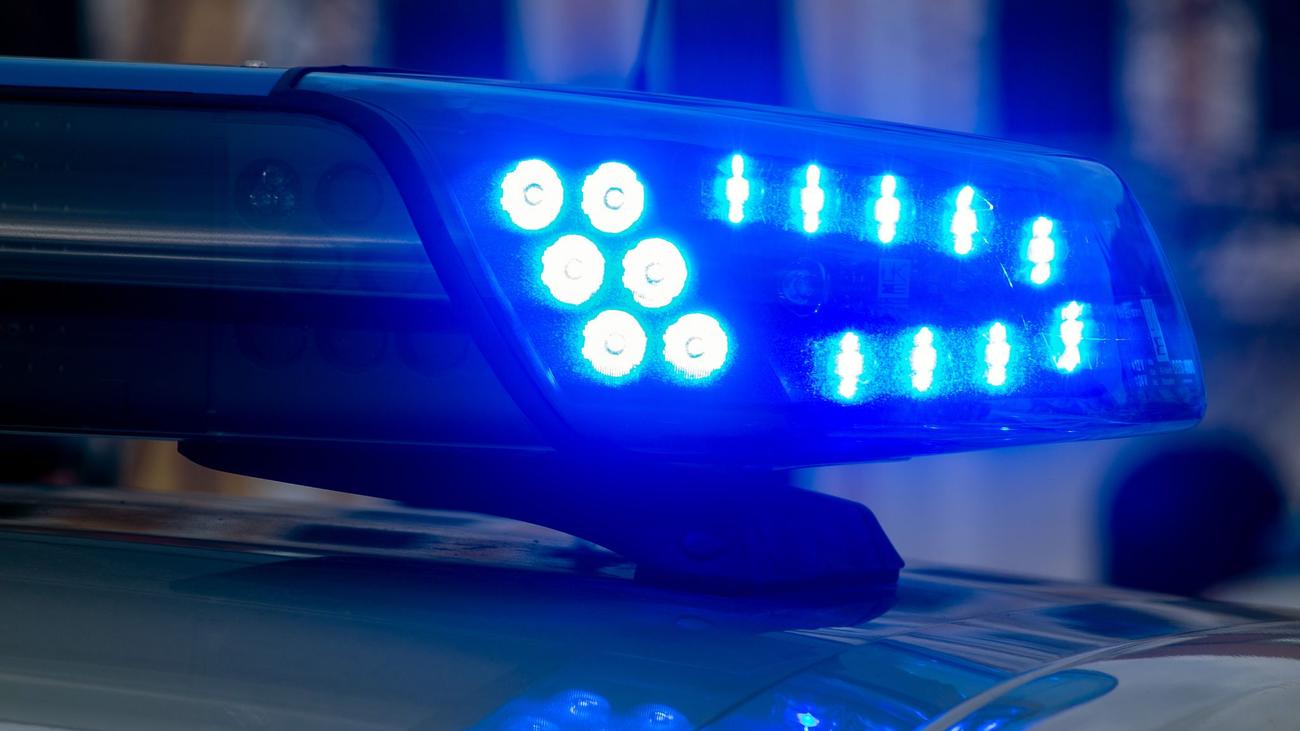 Katapult, Unfall, Bundesstraße, Gifhorn, B4, Ladungssicherung, unerlaubtes Entfernen vom Unfallort, Polizei, 51-Jähriger, 20-Jähriger, Anhänger, Verlust, beschädigtes Auto
