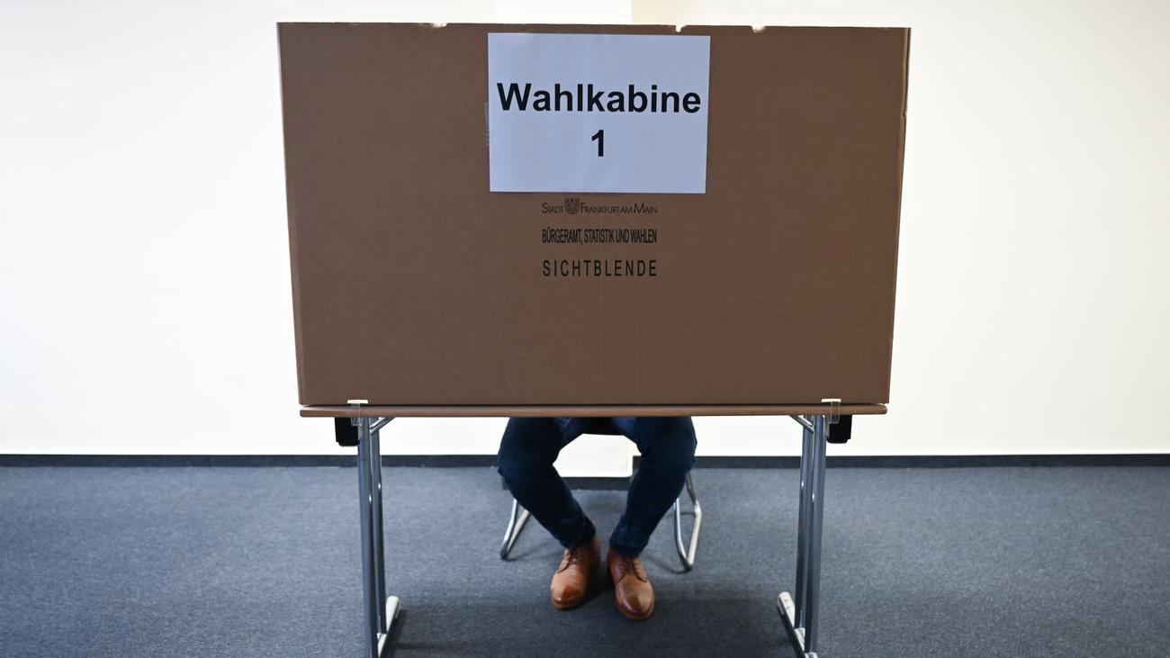 Hessen, Kommunalwahlen, Kommunalwahlgesetz, Gemeindevertretungen, Kreistage, Roman Poseck, CDU, Wahltag, 15. März, 2021, 2026, Ortsbeiräte, Ausländerbeiräte, Landratswahlen, Bürgermeisterwahlen, Wahltermin, Stichwahlen, Wahlvorbereitung, Wahlorganisation, Ferienzeiten, Innenministerium, Kabinett
