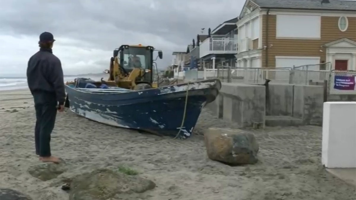 Panga boat, San Diego, overturned vessel, Coast Guard, missing persons, illegal immigration, human smuggling, Del Mar, Torrey Pines State Beach, maritime accident, California, migrants, search and rescue
