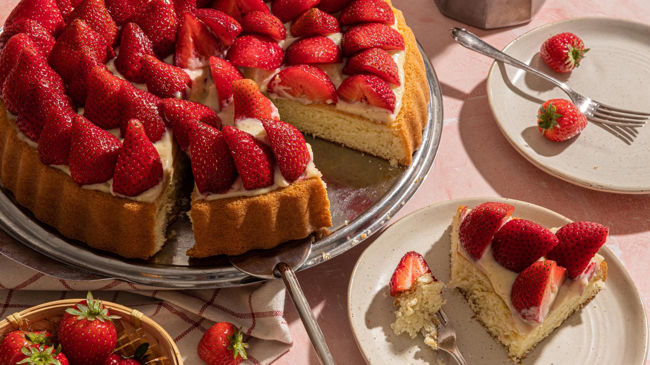 Erdbeerkuchen, Erdbeeren, Kuchen, Rezept, Biskuit, Wiener Masse, Vanillepudding, Erdbeerboden, backen, selber backen, Sommerrezept, frische Erdbeeren, flauschiger Kuchen, einfacher Kuchen

