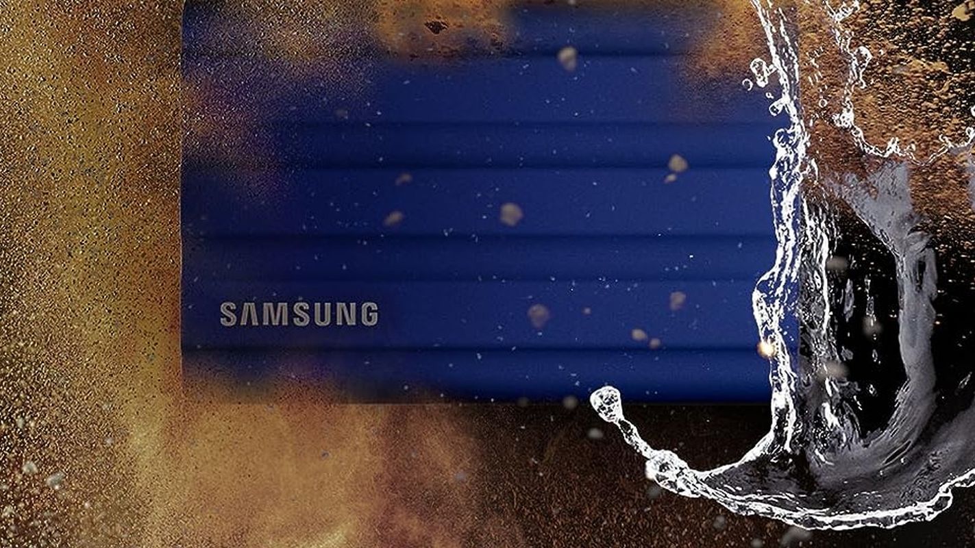 Samsung T7 Shield, portable SSD, rugged SSD, external drive, SSD sale, 1TB SSD, 2TB SSD, discount, deal, storage, data storage, Gabriela, tech review, Editors' Choice, 10Gbps, read speeds, write speeds
