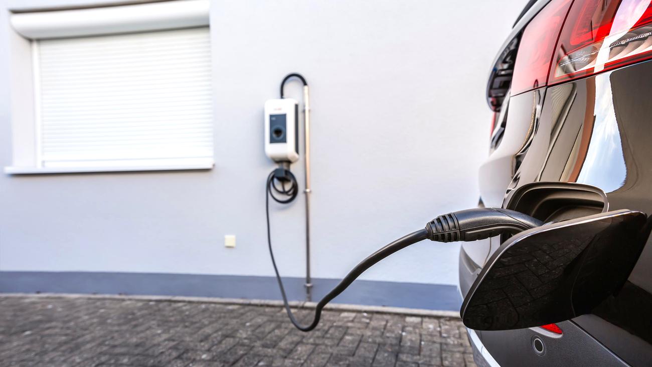 Electric vehicles, EV sales, car registration statistics, Germany, April, KBA, Kraftfahrt-Bundesamt, market share, Tesla, BYD, hybrid cars, plug-in hybrids, gasoline cars, diesel cars, automotive market, Constantin Gall, EY, Elon Musk, US-President Donald Trump, China

