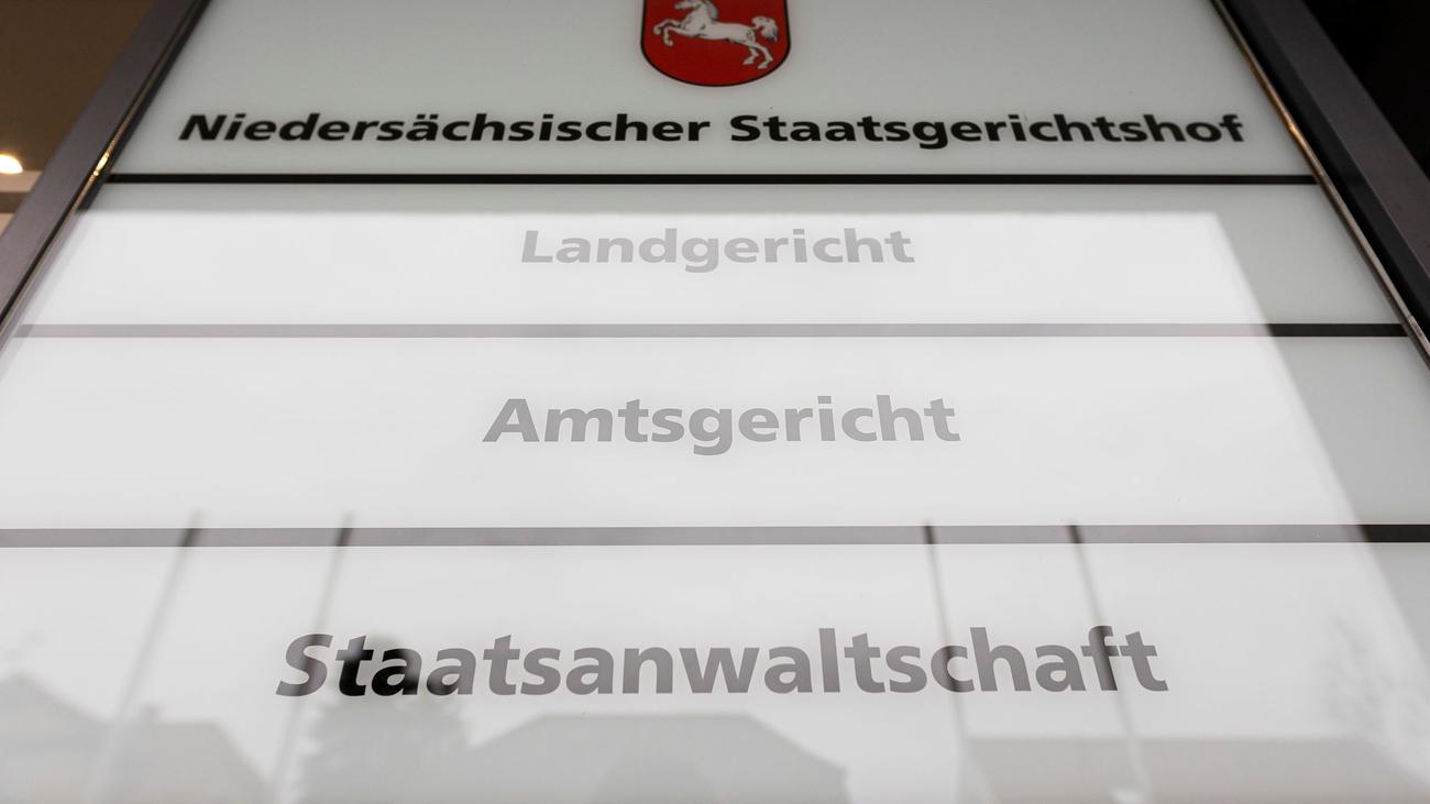 Falsche Notrufe, Fake Emergency Calls, Geiselnahme, Hostage Situation, Bückeburg, Landgericht Bückeburg, Court Ruling, Bewährungsstrafe, Suspended Sentence, Alkoholtherapie, Alcohol Therapy, Freiheitsstrafe, Prison Sentence
