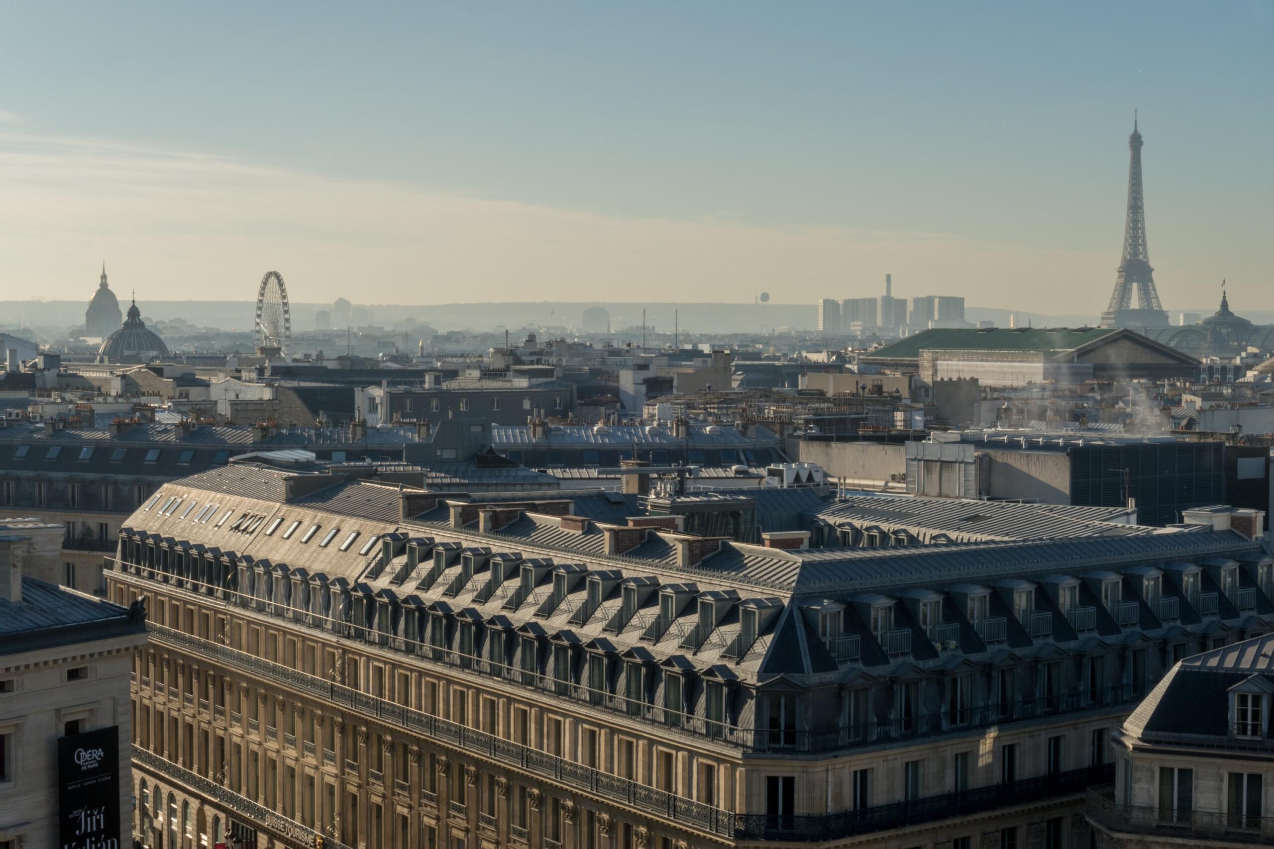 Paris, decarbonization, climate plan, CO2 emissions, OFCE, study, environmental impact, energy transition, green investment, carbon neutrality, ecological goals, financial cost, households, businesses, electric vehicles, thermal vehicles, energy network, city planning
