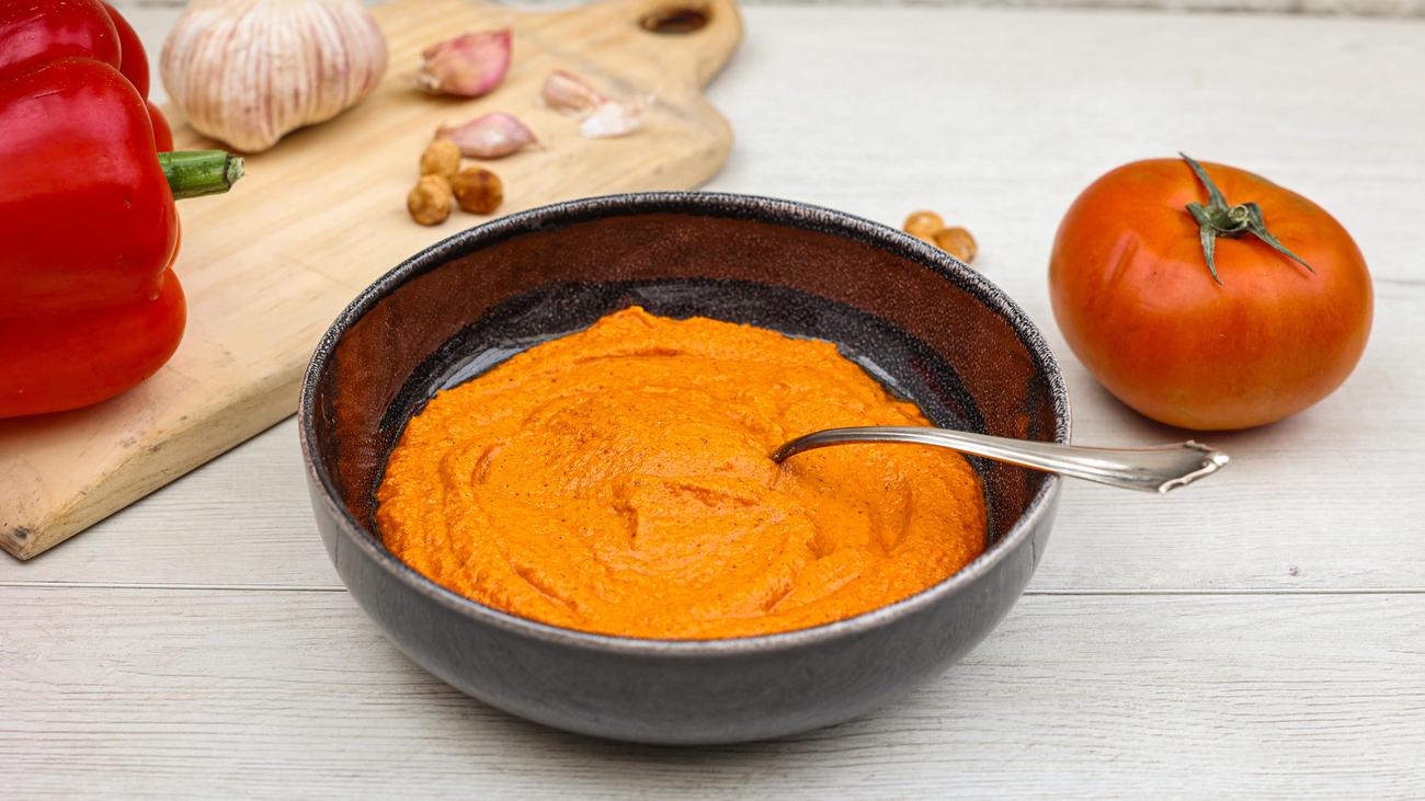 Spanish sauce, Romesco, Catalonia, Calçots, spring onions, white asparagus, food trends, New York Times, Spanish cuisine, seasonal vegetables, regional cuisine

