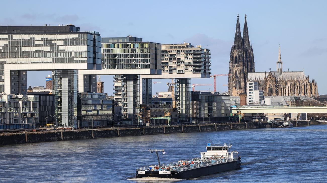 Rhein, Köln, Schwimmer, vermisst, tot, Leiche, Identität, Ermittlungen, Kriminalpolizei, DLRG, Suche, Unfall, Fähranleger
