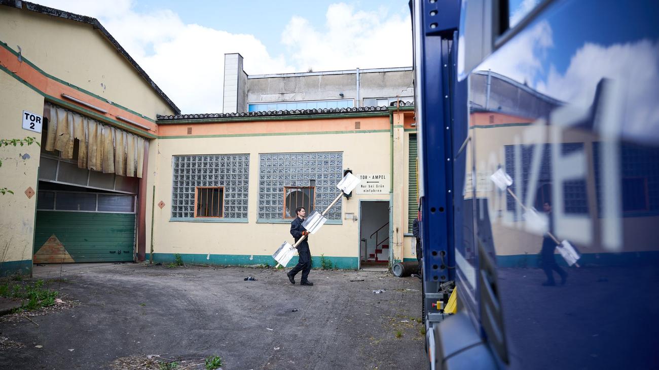 cannabis, drug raid, cannabis cultivation, drug trafficking, organized crime, police, special task force, SEK, Bad Salzuflen, Dormagen, Herne, Lüdenscheid, Neuss, Oberhausen, Herbert Reul, North Rhine-Westphalia, Germany, illegal drugs
