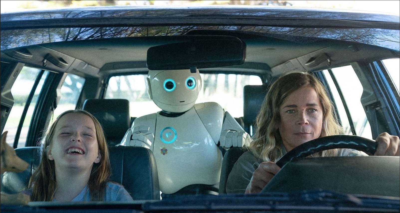Blanche Gardin, Un monde merveilleux, film review, robot movies, Giulio Callegari, French cinema, dystopian film, comedy, science fiction, Laly Mercier, robot T-0, critique, acting performance, Tout le monde aime Jeanne
