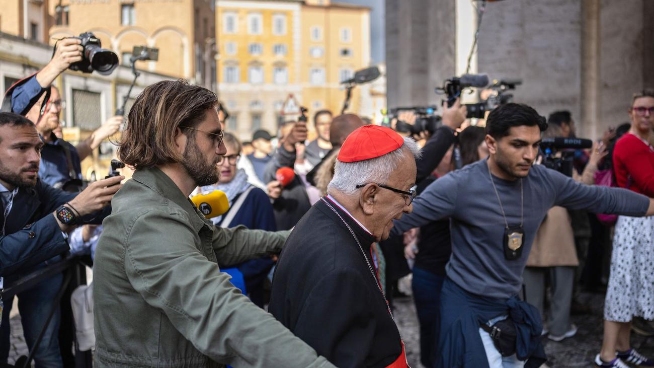 Papstwahl, Konklave, Vatikan, Papst Franziskus, Nachfolger, Kardinäle, Pietro Parolin, Matteo Zuppi, Pierbattista Pizzaballa, Sixtinische Kapelle, Wahlgang, Weißer Rauch, Habemus Papam, Katholische Kirche, Geheimhaltung, Papstkandidaten, Generalkongregation, Petersdom, Glaubenslehre, Bischof von Rom
