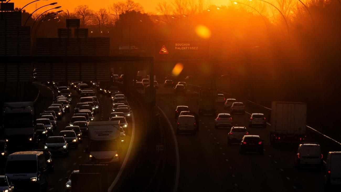 EU Parliament, CO2 limits, car manufacturers, emissions regulations, automotive industry, climate commitments, legislative proposal, environmental policy
