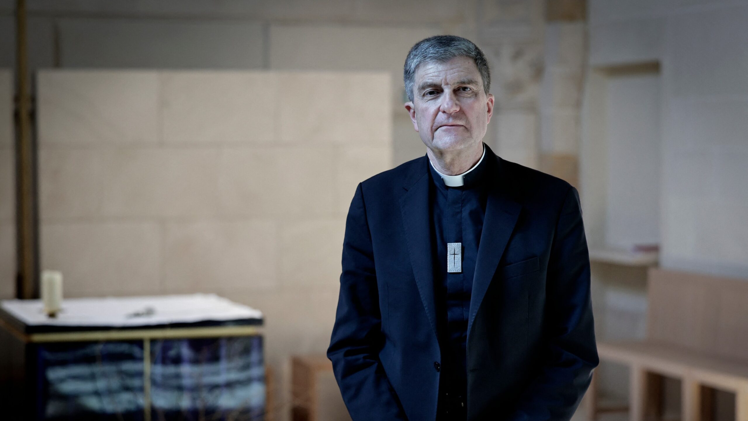 Fin de vie, aide à mourir, euthanasie, Monseigneur Éric de Moulins-Beaufort, Conférence des évêques de France, CEF, Emmanuel Macron, Grande Loge de France, Assemblée nationale, droit à l'aide à mourir, soins palliatifs, Olivier Falorni, Haute autorité de santé, pronostic vital, qualité de vie, débat éthique, mort, religion, politique, France, 2025
