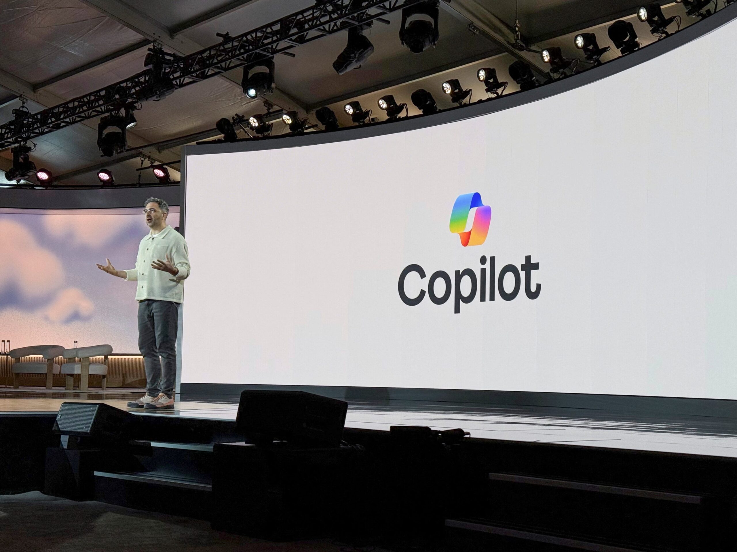 Copilot+ PC, Microsoft Surface, AI PC, Windows 11, Snapdragon X, laptop, tablet, review, features, battery life, performance, price, semantic search, voice control, AI models, Phi, tech, review, USA TODAY
