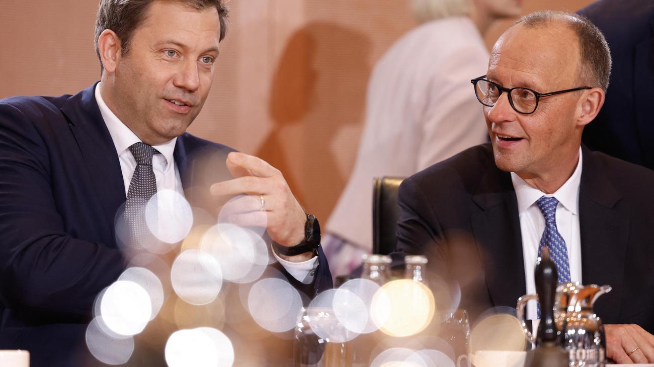 Lars Klingbeil, Friedrich Merz, Bundesregierung, Kabinettssitzung, Organisationserlass, Kanzlerwahl, Deutschland, Politik, CDU, SPD, CSU, Vizekanzler, Bundeskanzler, Koalition

