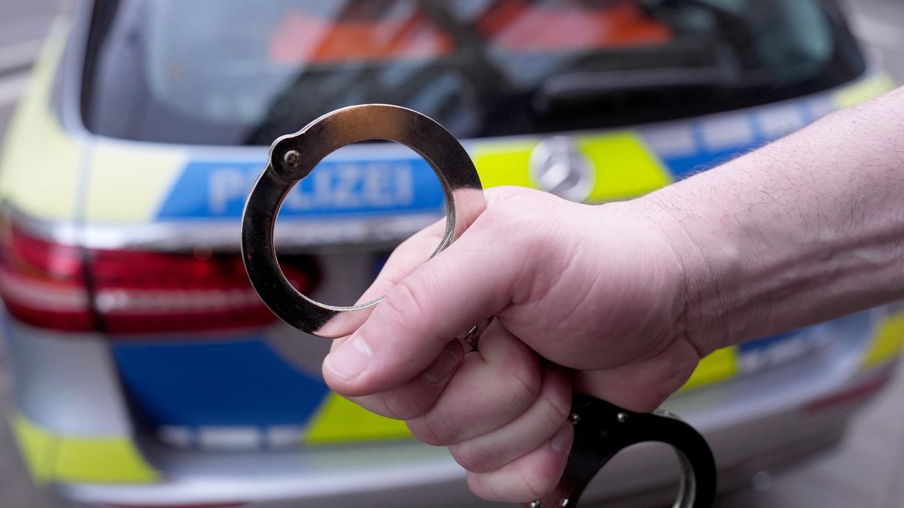 Karlsruhe, social housing, crime, murder, death, 66-year-old man, 35-year-old suspect, stabbing, sharp object, investigation, police, prosecutor's office, crime scene, fatal injuries, altercation, motive unclear, Germany
