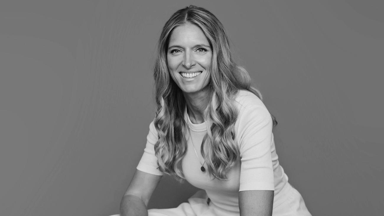 Kati Ernst, McKinsey, Ooia, Periodenunterwäsche, Start-up, Unternehmensgründung, Longevity, Karriere, Work-Life-Balance, Familienleben, Unternehmensberatung, Frisch an die Arbeit Podcast, Daniel Erk, Elise Landschek, Hannah Scherkamp, Care-Arbeit, Unternehmertum, Finanzielle Unabhängigkeit, Geldroutinen, ETFs
