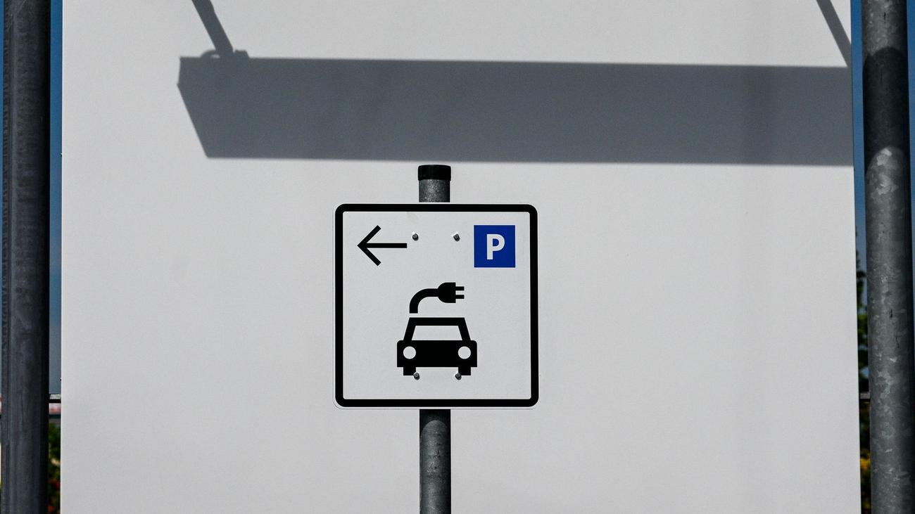 electric cars, EV sales, Germany, Kraftfahrt-Bundesamt, KBA, Tesla, Elon Musk, boycott, auto market, electric vehicle incentives, environmental bonus, company car tax, EY, Constantin Gall, Grünheide, Brandenburg, April sales, new car registrations, automotive industry, electric vehicle market, battery electric vehicles, BEV, automotive news, German auto market
