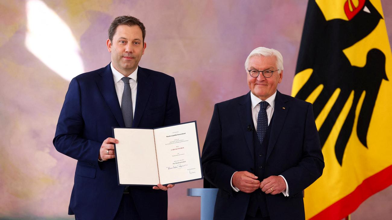 Friedrich Merz, Frank-Walter Steinmeier, Bundeskanzler, Bundespräsident, Ernennung, Vereidigung, Bundesregierung, Schloss Bellevue, Demokratie, Olaf Scholz, Amtsübergabe, Minister, Deutschland, Politik
