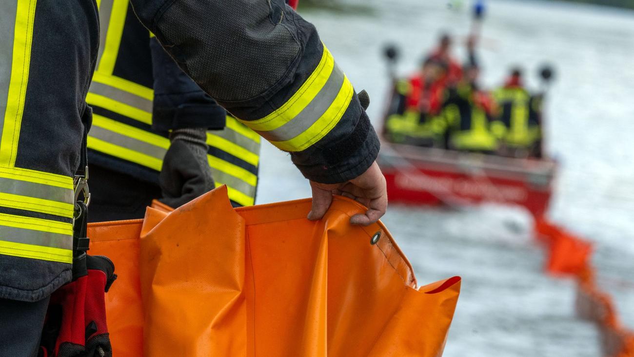 Oil spill, Neckar river, Bad Friedrichshall, Heilbronn, Güterschiff, ship, pollution, oil, Feuerwehr, fire department, Ölsperren, oil barriers, Schleuse, lock, mineral oil, hydraulic oil, bilge oil, environmental incident, Germany
