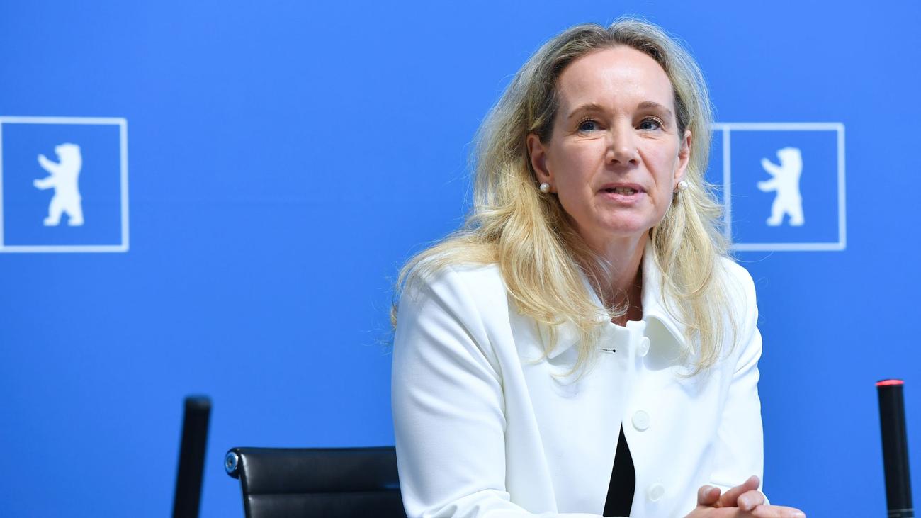 Sarah Wedl-Wilson, Kultursenatorin Berlin, Kulturbudget Kürzungen, Berliner Kultur, Kulturdialog, Einsparungen Kultur, Kulturfinanzierung, Privatisierung Kultur, Kunstförderung, Kulturpolitik, Kai Wegner, Joe Chialo, Opernstiftung, Kulturszene Berlin
