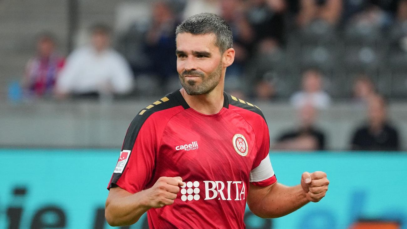 Sascha Mockenhaupt, SV Wehen Wiesbaden, Fußball, 3. Liga, contract extension, Uwe Stöver, Rekordspieler, German football, soccer
