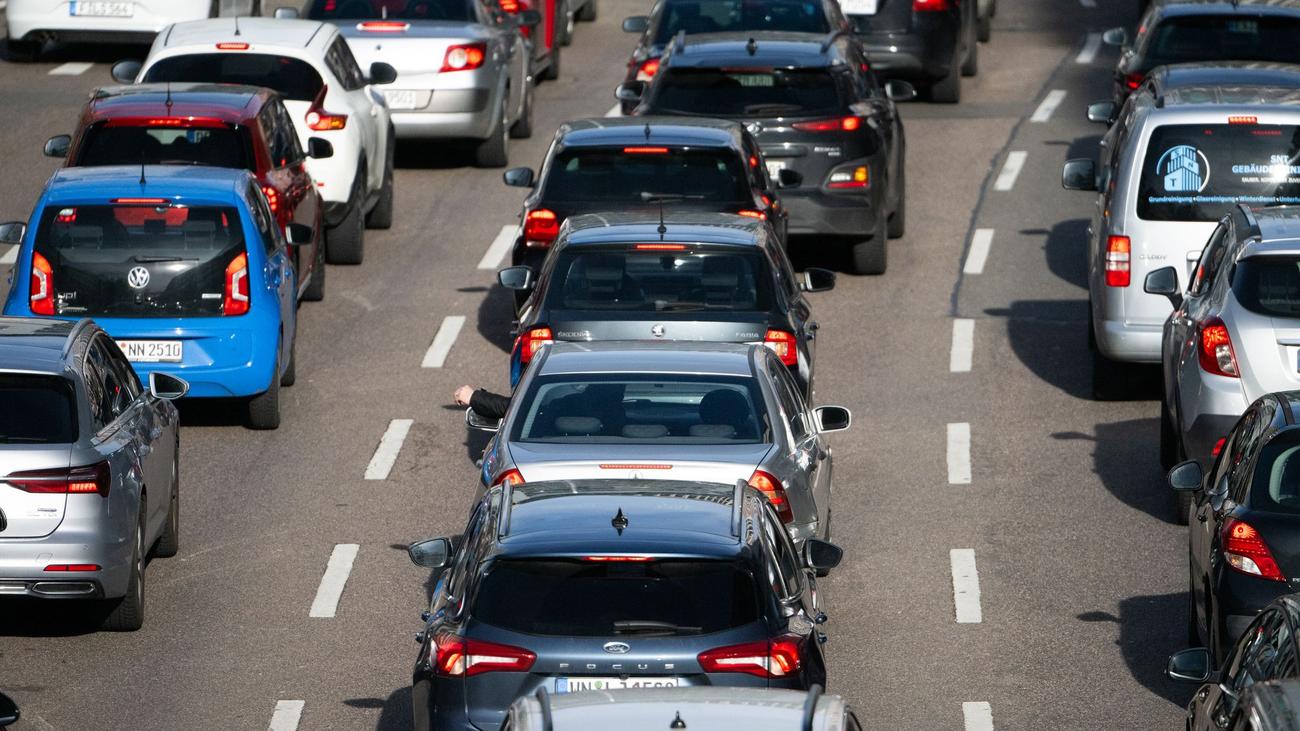 truck accident, A3, Girod, Westerwaldkreis, traffic jam, road closure, gravel, truck driver injured, accident cause, traffic disruption, highway accident, recovery work, road cleaning, Frankfurt
