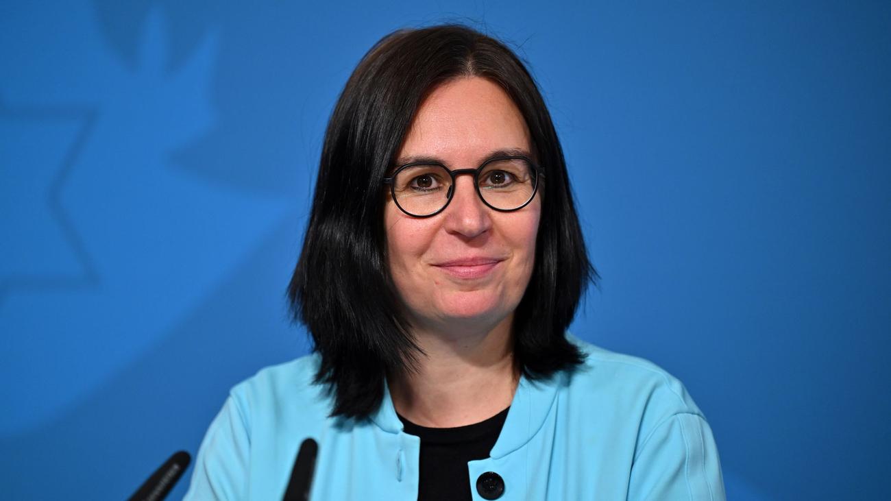 Thüringen Monitor, Demokratie Thüringen, Rechtsextremismus Thüringen, Ethnozentrismus Thüringen, politische Einstellungen Thüringen, Thüringen 2024, Marion Reiser, Friedrich-Schiller-Universität Jena, Überfremdung Thüringen, Ausländerfeindlichkeit Thüringen, Neo-Nationalsozialismus Thüringen
