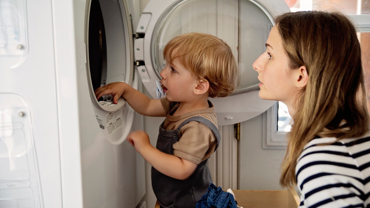 superbugs, healthcare uniforms, home washing machines, antibiotic resistance, infection control, domestic laundering, bacteria contamination, disinfection, antimicrobial resistance, healthcare professionals, public health, hygiene practices, infection prevention, healthcare facilities
