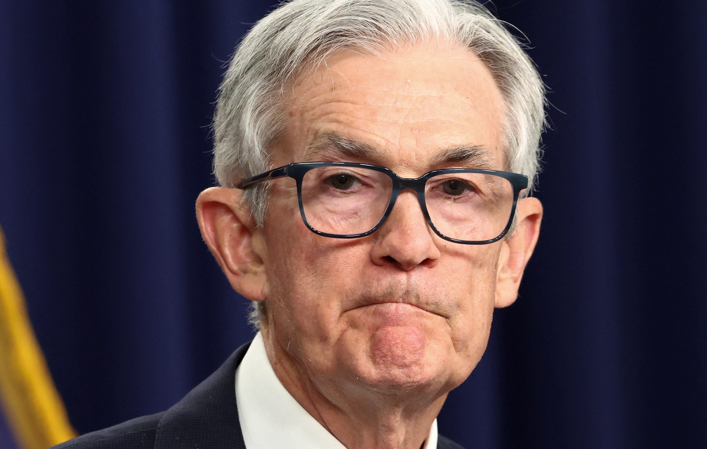 Donald Trump, Jerome Powell, Federal Reserve, interest rates, economic uncertainty, tariffs, inflation, recession, trade conflicts, monetary policy
