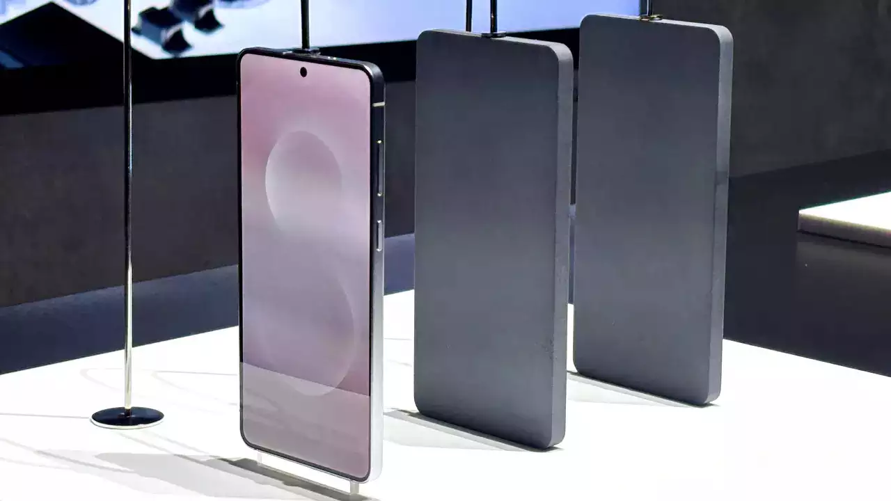 Samsung Galaxy S25 Edge, S25 Edge, Galaxy S25, Samsung, Snapdragon 8 Gen 4, 200MP camera, Unpacked event, May 12, slim phone, curved-edge display, AI features, flagship phone, phone release date, phone pre-order, mobile technology, smartphone news, Samsung US
