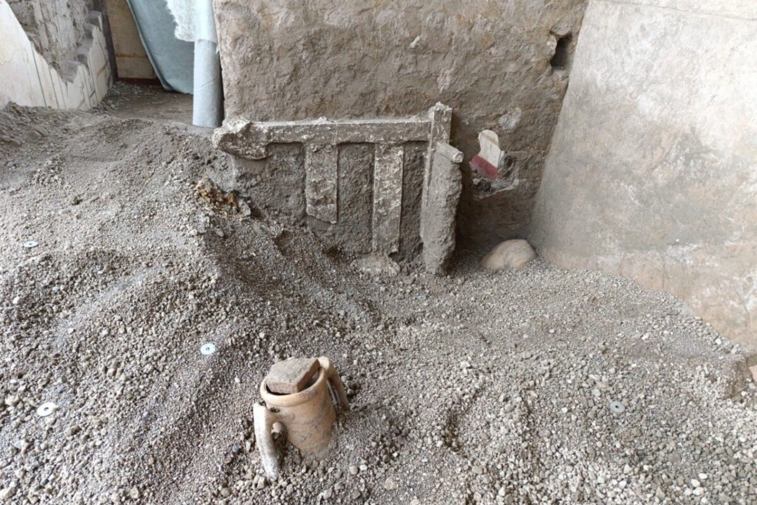 Pompeii, Mount Vesuvius, Herculaneum, archaeology, Elle and Frisso, fresco, Roman history, eruption, pyroclastic flow, excavation, ancient Rome, tragedy, mythology
