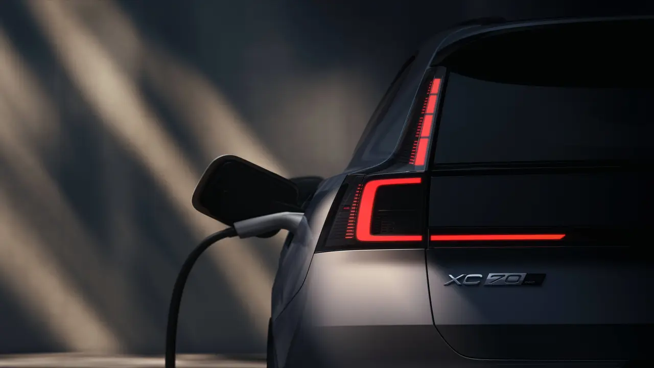 Volvo XC70, SUV, Plug-in Hybrid, Extended Range, Electric Vehicle, CLTC cycle, Scalable Modular Architecture, SMA, Thor's Hammer, LED Headlights, Chinese Market, Global Market, XC60, XC90, New Model, Volvo Sustainability, Automotive, Car Review, Vehicle Launch
