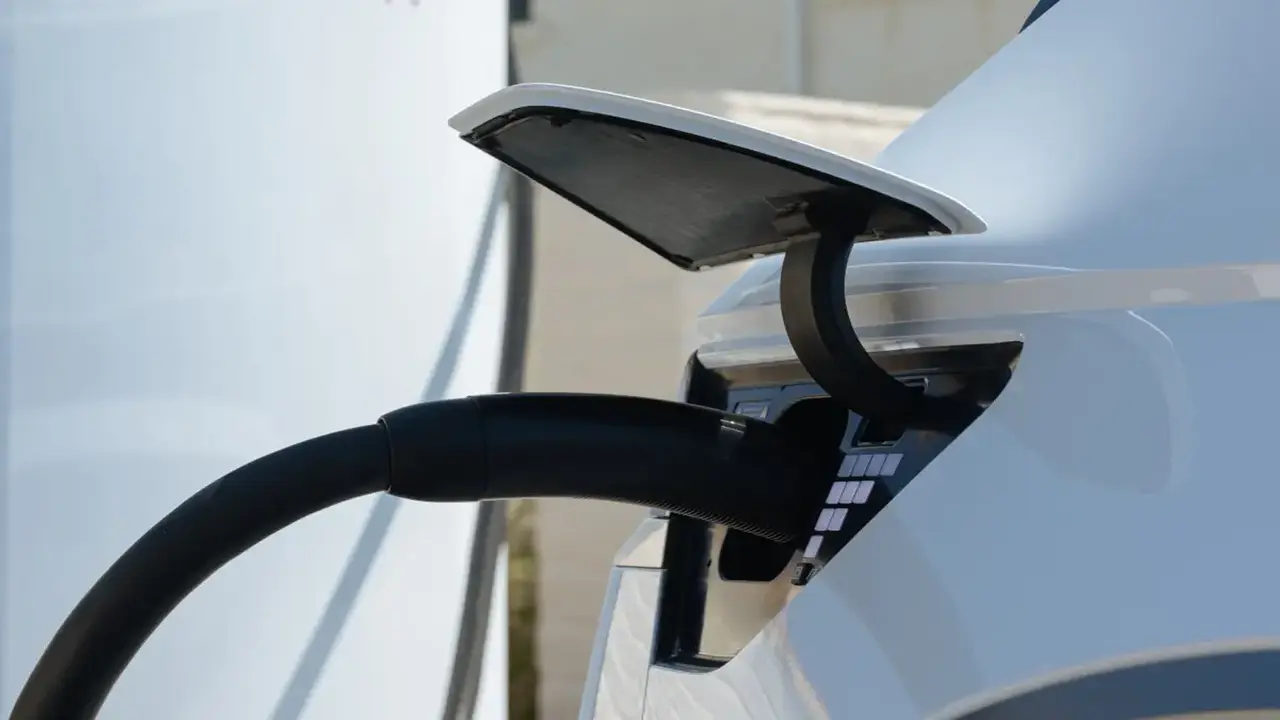 Hyundai, Ioniq 5, Ioniq 9, plug and charge, electric vehicle, EV, charging, Tesla Supercharger, ChargePoint, EVGo, Ionna, NACS, CCS adapter, MyHyundai app, Bluelink, US market, EV charging networks, electric car, EV infrastructure, auto industry
