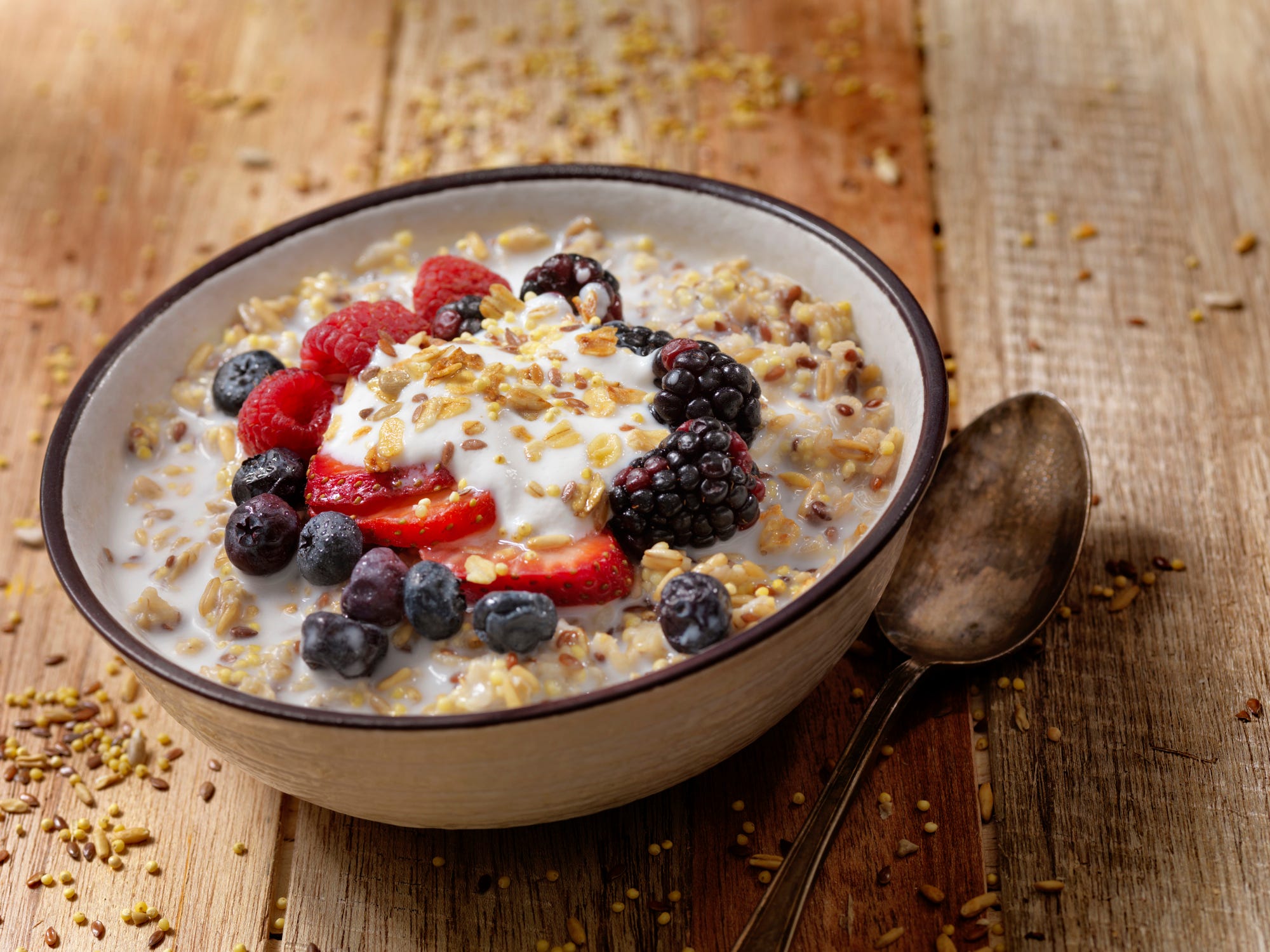 oatmeal, oats, breakfast, healthy breakfast, nutrition, weight loss, steel-cut oats, rolled oats, instant oats, fiber, beta-glucans, blood sugar, cholesterol, complex carbohydrates, protein, healthy fats, diet, balanced diet, healthy eating, breakfast ideas
